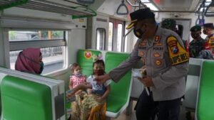 Kapolresta Mojokerto Bagikan 2000 Masker di Stasiun