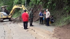 Jalur Trawas–Pandaan Longsor Koramil 0815/17 Trawas & Petugas Gabungan Evakuasi Material
