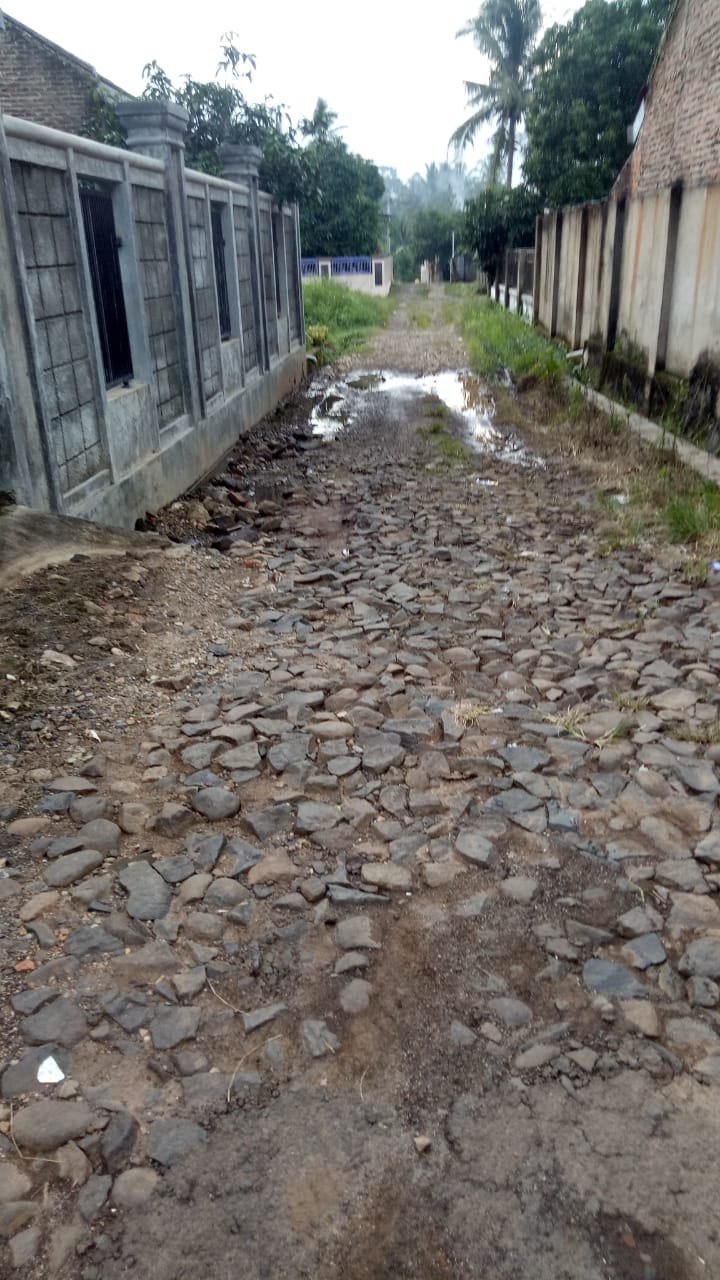 Warga Desa Sukaraja Berharap Jalan Desanya Segera Diaspal