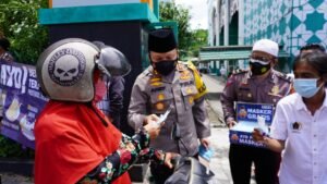 Kapolres Gresik Bersama PWI Bagikan Masker dan Hand Sanitizer