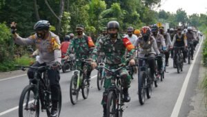 Kapolresta Mojokerto Gowes & Bagi Masker di Desa Ngareskidul