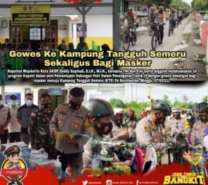 Kapolresta Mojokerto Gowes & Bagikan 2000 Masker di Desa Beratwetan