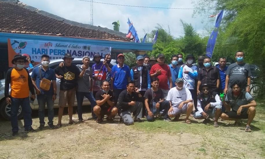 Jelang Hari Pers Nasional, PWI Pesawaran adakan kegiatan gotong royong