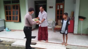 Polisi Peduli, Polsek Ujung Pangkah Salurkan Ratusan Paket Sembako