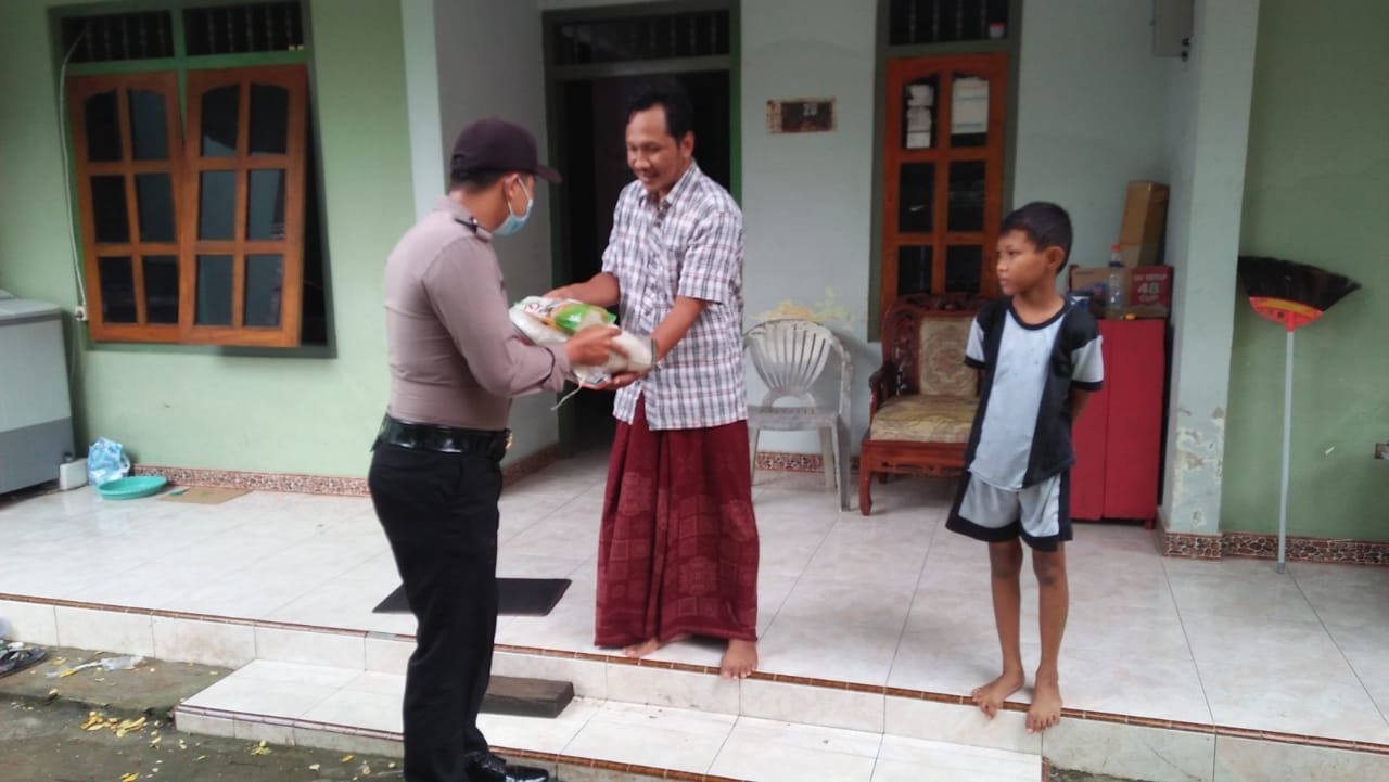 Polisi Peduli, Polsek Ujung Pangkah Salurkan Ratusan Paket Sembako
