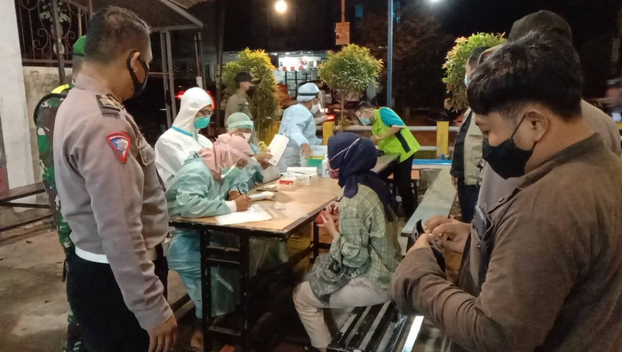 Langgar PPKM Di Wilayah Menganti, 72 Pengunjung Warkop di Rapit Tes di Tempat