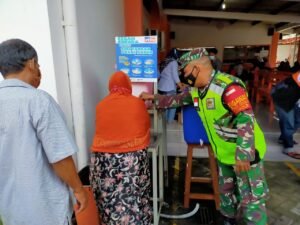 Sinergi Babinsa Koramil Magersari – Bahabinkamtibmas Kawal Penyaluran BST