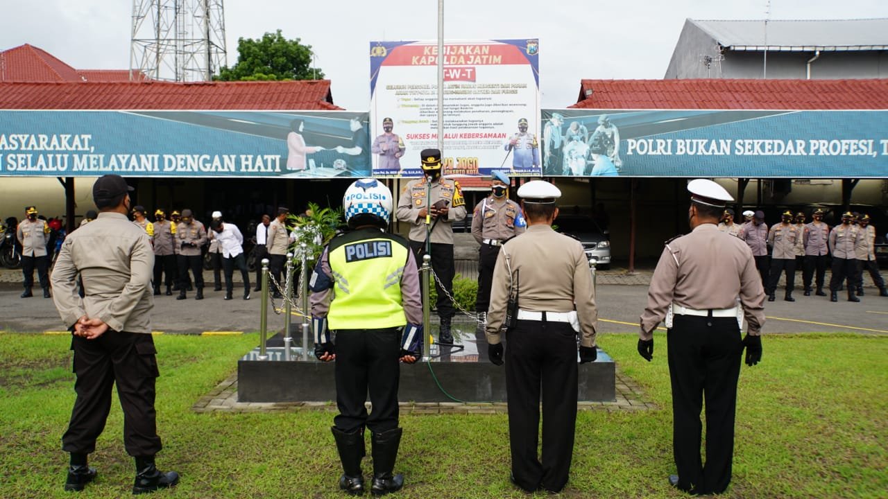 Kapolresta Mojokerto Beri Reward 10 Anggota Teratas Laporan BLC Mojokerto - Apel Pagi Jam Pimpinan kepada PJU dan Pama, Bintara dan ASN serta Perwakilan Polsek jajaran oleh arahan Kapolresta Mojokerto AKBP Deddy Supriadi, SIK, MIK sekaligus memberikan reward kepada 10 personel yang aktif dan teratas dalam laporan BLC (Bersatu Lawan Covid-19) di Lapangan Apel "MAHA PATIH GAJAHMADA". Senin (08/02/21) Pagi. Kapolresta Mojokerto mengatakan, Tidak henti-hentinya kita Ucapkan puji syukur terhadap Tuhan Yang Maha Esa atas limpahan rahmad dan karunianya kepada seluruh anggota dapat mengikuti apel pagi jam pimpinan ditengah-tengah warga sekitar kita yang masih berjuang untuk sembuh dari terpapar virus “Terima kasih atas pelaksanaan pengelolaan Kamtibmas diwilayah Hukum Polres Mojokerto Kota dalam keadaan aman Kondusif dan ada satu kejadian pembunuhan yang belum terungkap, berharap rekan reskrim lebih ekstra kembali melakukan penyelidikannya,” Ucap AKBP Deddy Supriadi. Menindaklanjuti Program Kapolri Pemantapan Dukungan Polri Dalam Penanganan Covid-19, “Kita sudah membagikan masker mulai tanggal 1 Pebruari hingga hari ini sudah 16.000 ribu masker diterima berbagai kalangan yang setiap harinya kita bagi sebanyak 2000 masker,” Selain itu juga, Berbagai kunjungan ke Kampung Tangguh baik dikota dan desa utara sungai kita laksanakan, hingga kemarin bersama rekan TNI dengan gowes serta menyapa masyarakat. Dari hasil saat cangkruan diskusi kamtibmas di Kampung Tangguh, “Apa sudah gaungkan 5M”, ternyata tidak mudah dilakukan sehingga dengan pelaksanaan operasi yustisi ini memang benar benar diharapkan. “Bapak Kapolda Jatim berharap Operasi Yustisi Ditingkatkan, yustisi dan yustisi dari penekanan Kapolda Jatim,” Kata Kapolresta Mojokerto Terkait saat Vidcon bersama forkopimda Jatim, Dokter dari RS dr Soetomo Surabaya mengatakan Ventilator yang kita kenal dan ECMO ternyata ini juga tidak banyak pengaruhnya, dan saat ini yang paling ampuh adalah disiplin dan patuh protokol kesehatan dengan 5M. Sesuai edaran Inmedagri nomor 03 tahun 2021 terkait PPKM berbasis mikro dan pembentukan posko penanganan Covid-19 dilevel Desa dan Kelurahan, “Kita sudah siap jika dilakukan PPKM berskala Mikro, namun semua keputusan dari Forkopimda terkait PPKM jika hingga dilakukan ditingkat RT,” 4 Parameter yang diketahui kawan kawan jika pemberlakuan PPKM adalah Tingkat kasus kematian diatas rata-rata nadional, Tingkat kasus aktif diatas rata Nasional, Tingkat kesembuhan dibawah rata-rata Nasional, Keterisian tempat tidur diatas 75%. BLC terus dilaksanakan keaktifan dari kawan-kawan, Kapolri kemarin memberikan penghargaan kepada dua anggota Polda Bali. “Namun hari ini saya selaku Kapolresta Mojokerto juga memberikan reward 10 Personel yang aktif dan teratas dalam laporan BLC”, “Terimakasih dan tetap Semangat kepada BRIPKA Teguh Suprapto, AIPDA Slamet, BRIGADIR Ricad Galang, RIPKA Subandi, IPTU Agus Ismanto, AIPDA Hendik Timotius, BRIGADIR Firdaus HK, BRIPTU Brian Wijaya, IPTU Eko Srijono, IPTU Sodi Irawan,” Sebut AKBP Deddy Supriadi