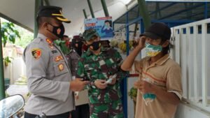 Kapolresta Mojokerto Bagikan 2000 Masker di Pasar Prajurikulon