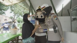 Selain Bagikan Masker, AKP Fitria juga Sosialisasikan Berkendara yang Benar
