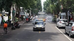 Polres Gresik Melaksanakan Penyemprotan Disinfektan