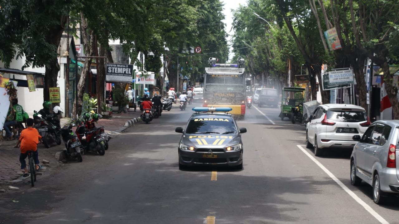 Polres Gresik Melaksanakan Penyemprotan Disinfektan