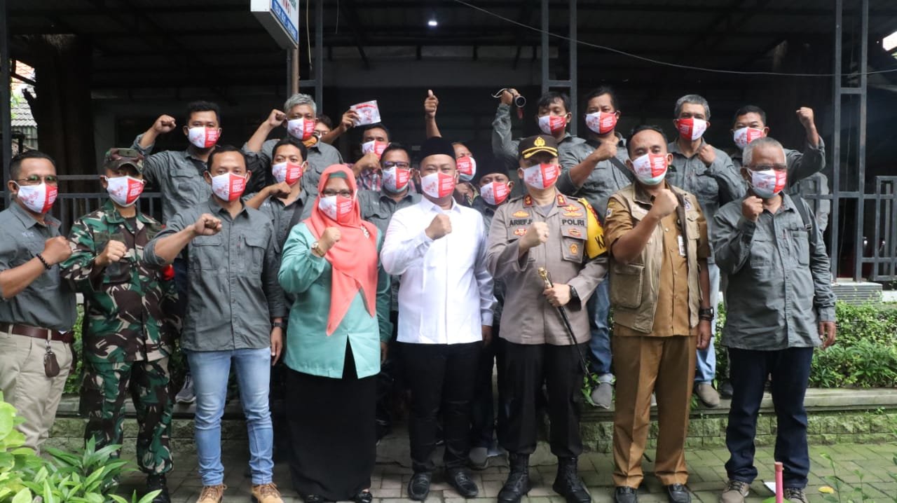 Kapolres Gresik & Komunitas Wartawan Gresik Bagikan masker & Hand Sanitizer