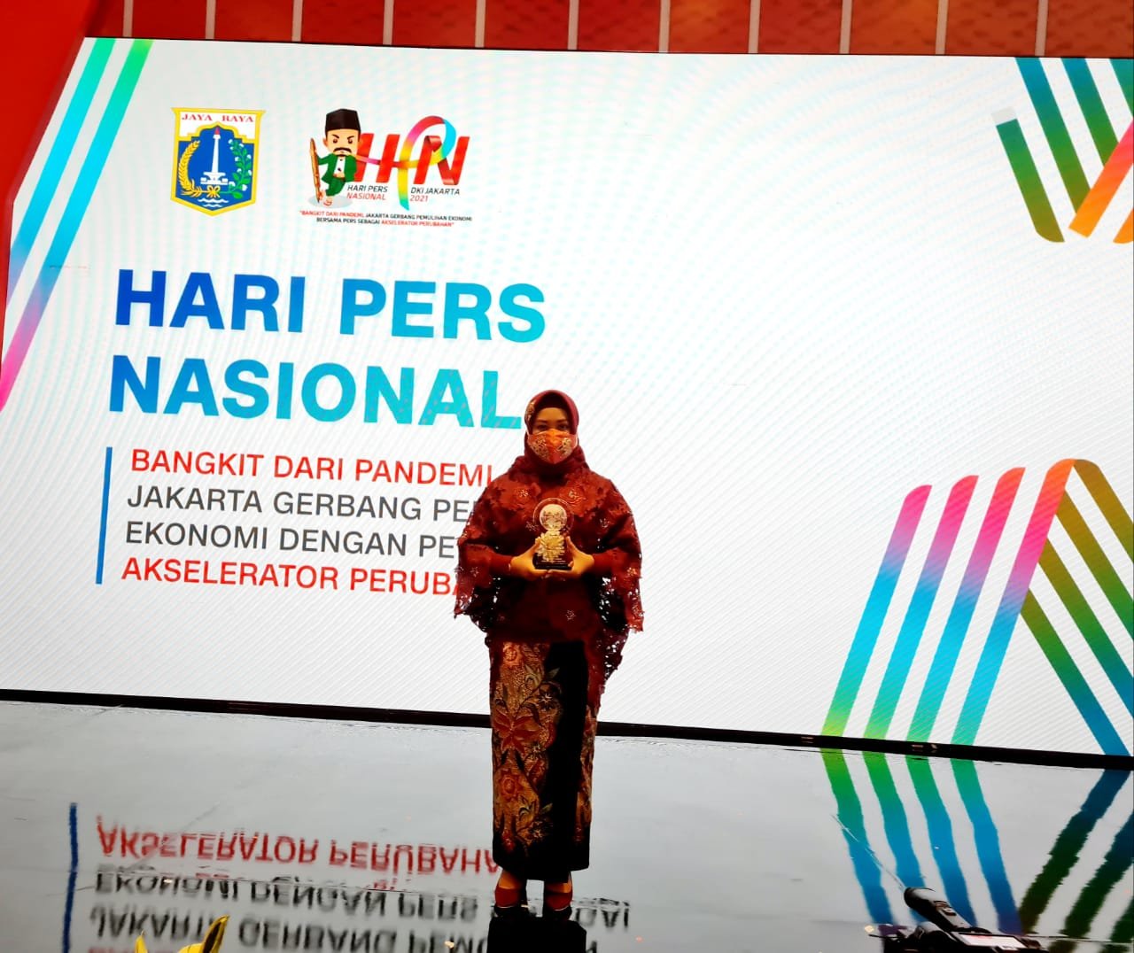 Ning Ita Menerima Anugerah Kebudayaan PWI Pusat