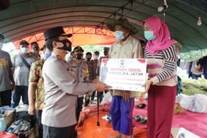 Kapolda Jatim Berikan Bantuan Sosial ke Korban Banjir Jombang