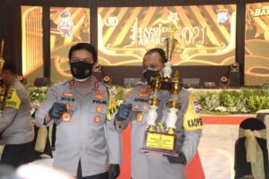 Kapolda Jatim Beri Penghargaan Anggota Teladan dan Kampung Tangguh Terbaik