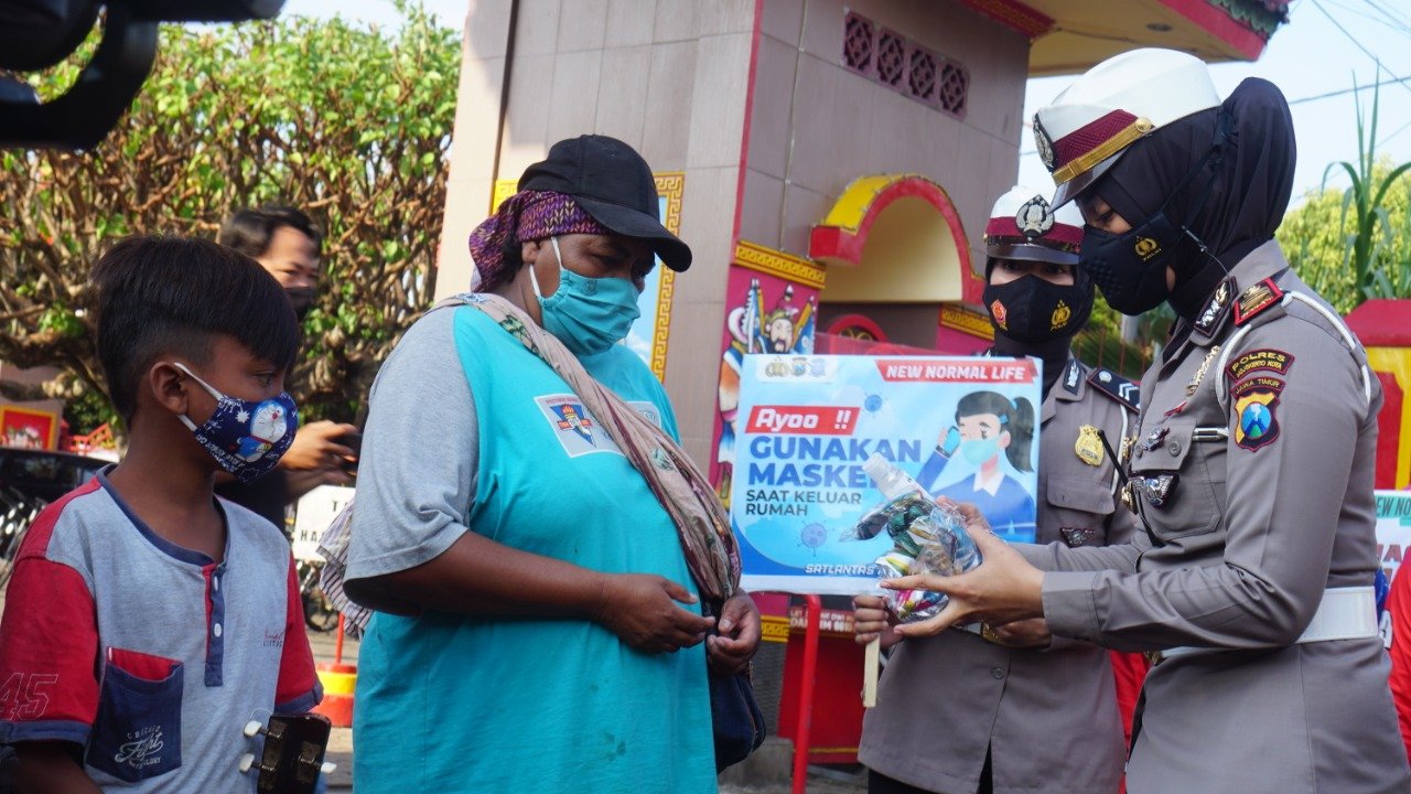 Satlantas Polresta Mojokerto Bagikan Bagikan, Hand Sanitizer & Sarapan Pagi di Klenteng
