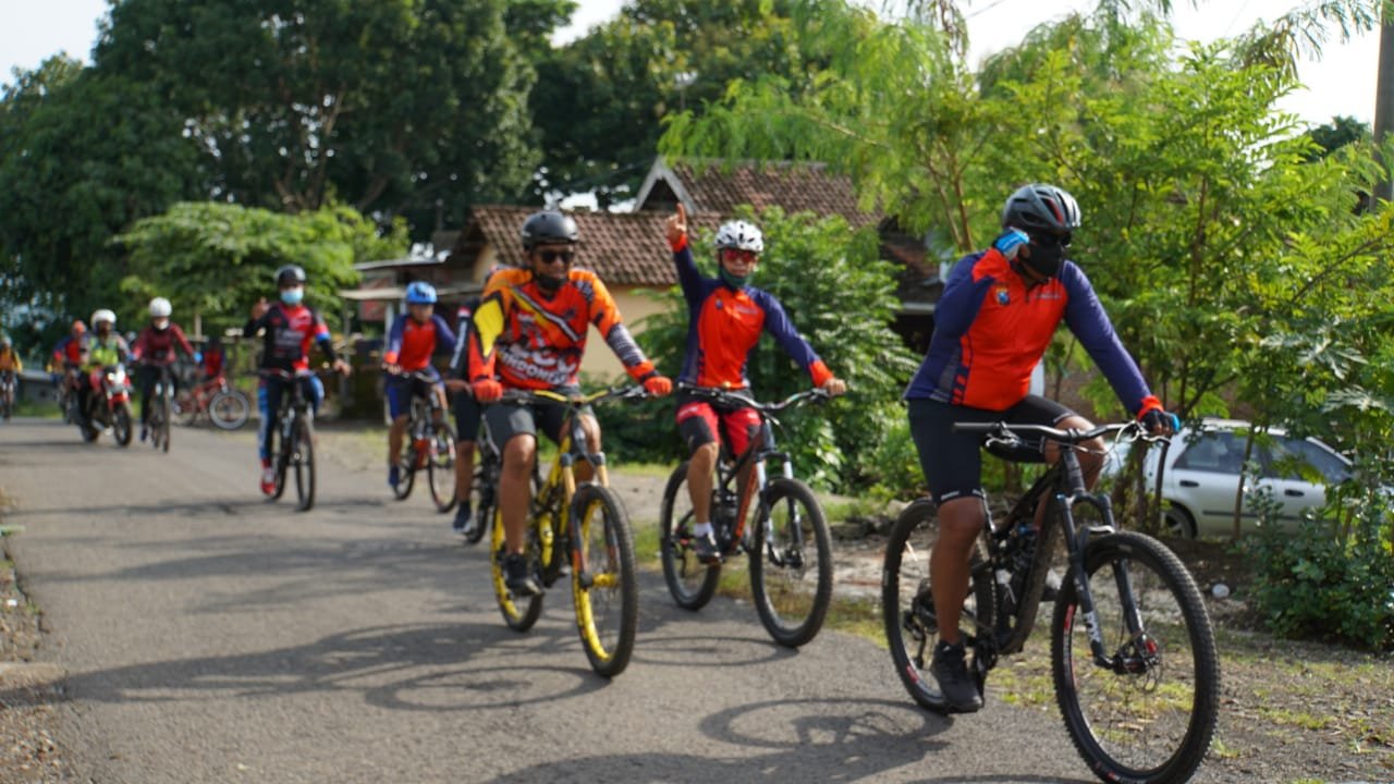 Kapolresta Mojokerto Gowes ke Sungai Selo Malang Sambil Lakukan ini