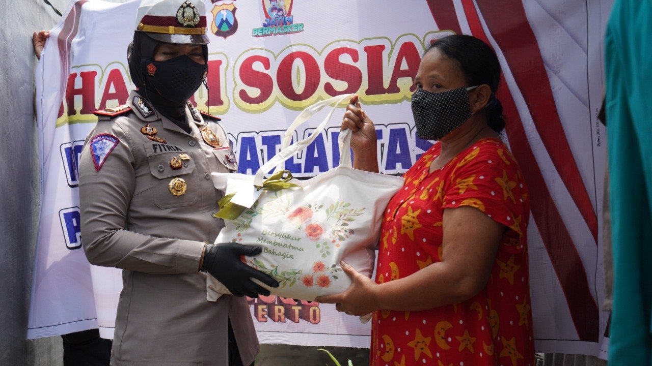 Kasat Lantas Polresta Mojokerto Berbagi Kebahagiaan