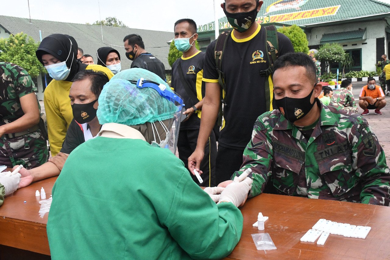 Personel Korem 082/CPYJ Laksanakan Rapid Test