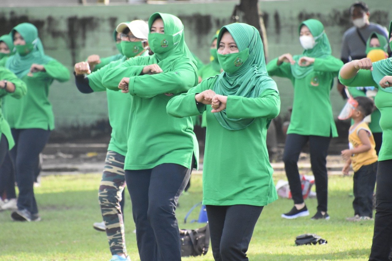 Persit Koorcabrem 082 PD V Brawijaya Jaga Kebugaran Melalui Senam Bersama