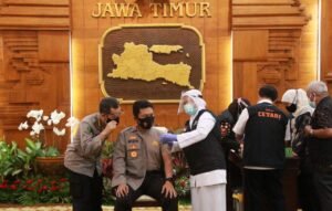 Kapolda Jatim Didampingi Gubernur dan Pangdam V Brawijaya Jalani Vaksinasi Covid-19