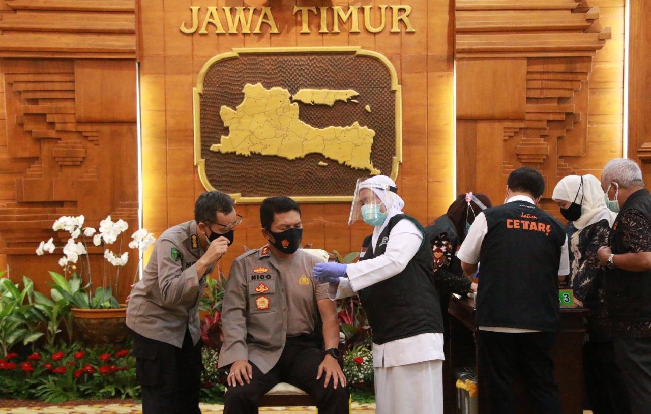 Kapolda Jatim Didampingi Gubernur dan Pangdam V Brawijaya Jalani Vaksinasi Covid-19