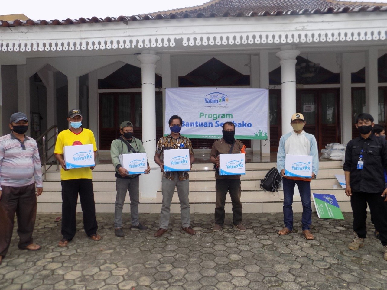 Ratusan Paket Bantuan Bahan Pokok dibagikan Rumah Yatim untuk Warga Prasejahtera di Bandar Lampung