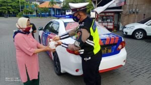 Satlantas Polres Gresik Berbagi Kebahagiaan