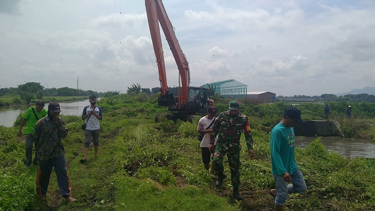 Minimalisir Dampak Banjir Koramil 0815/09 Mojosari & Dinas PUPR Normalisasi Sungai Avour Gedang