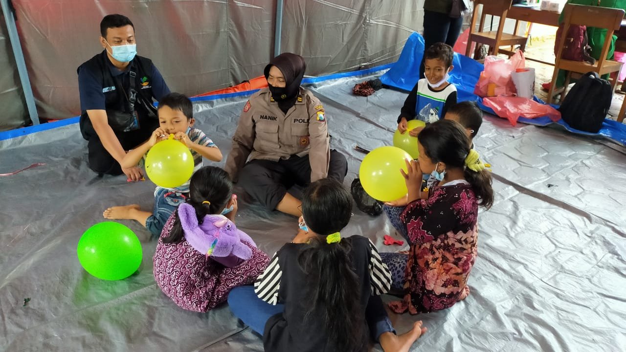 Ini Cara Polisi Obati Trauma Korban Tanah Longsor di Nganjuk