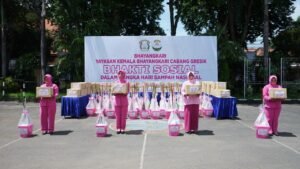 Bhayangkari Gresik Bagikan 100 Paket Sembako dan 100 Paket Alat Kebersihan