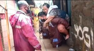 Kapolsek ini Evakuasi Korban Banjir dengan Cara Digendong