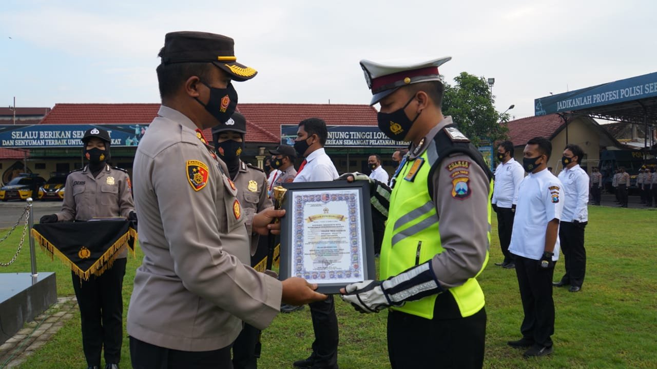 Kapolresta Mojokerto Beri Reward Personel yang Beprestasi