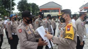 Kapolres Gresik Beri Reward Personel yang Beprestasi