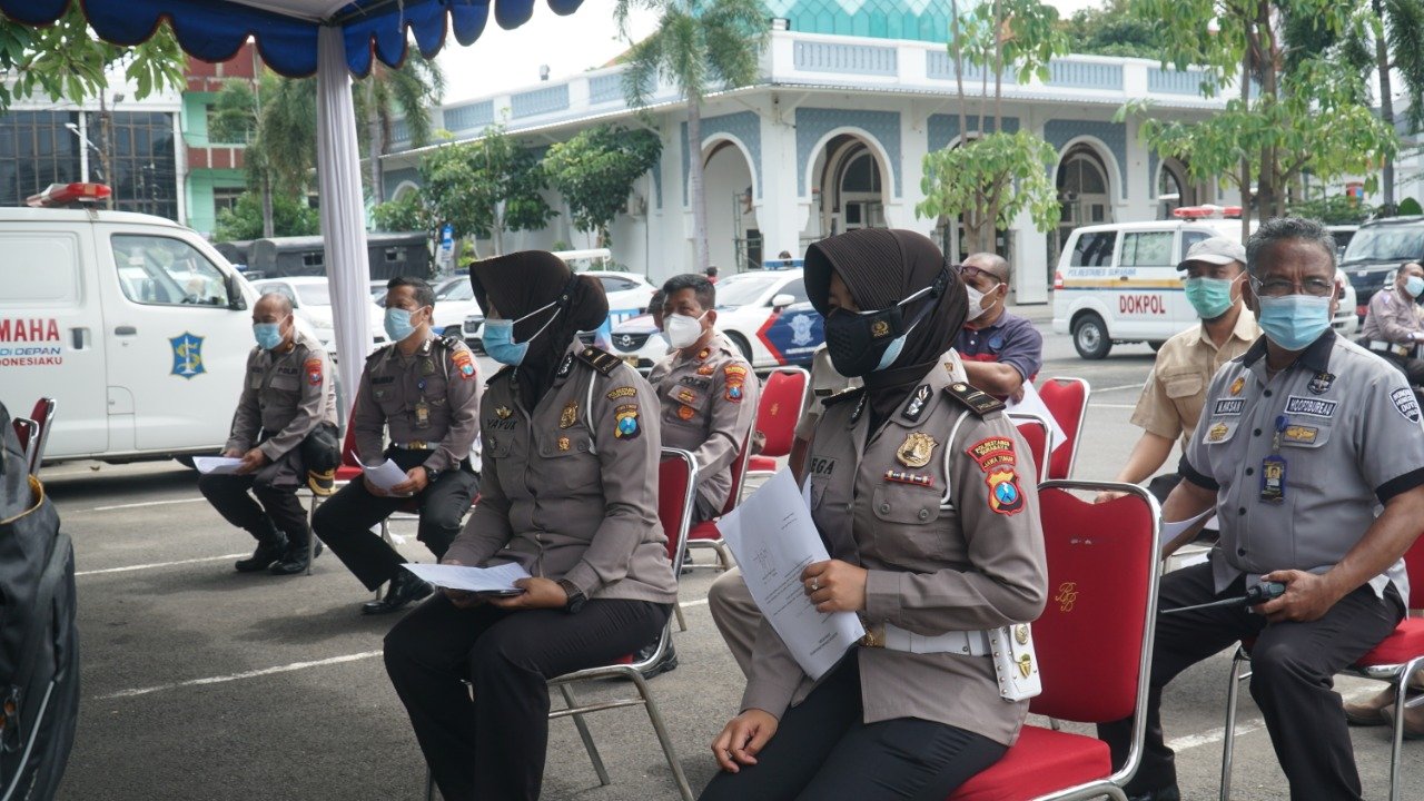 Anggota Polri Jajaran Polda Jatim Melaksanakan Vaksinasi Serentak