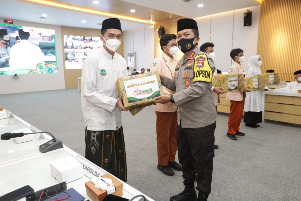 Kapolda Jatim Launching Pencanangan Gerakan Santri Bermasker
