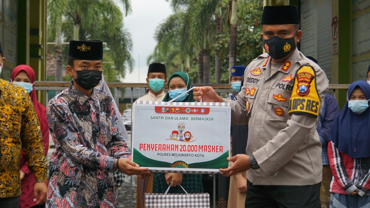 Polresta Mojokerto Bagikan 20 Ribu Masker ke Ponpes Al Azhar