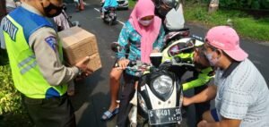 Polbindes Satlantas Polresta Mojokerto Bantu Kelurahan Bagikan Bansos
