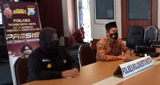 Kasubbag Humas Polresta Mojokerto Mengikuti Vidcon Workshop Virtual Police
