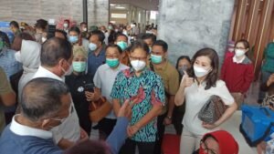 Menteri Kesehatan Tinjau Vaksinasi Covid-19 Lansia Surabaya