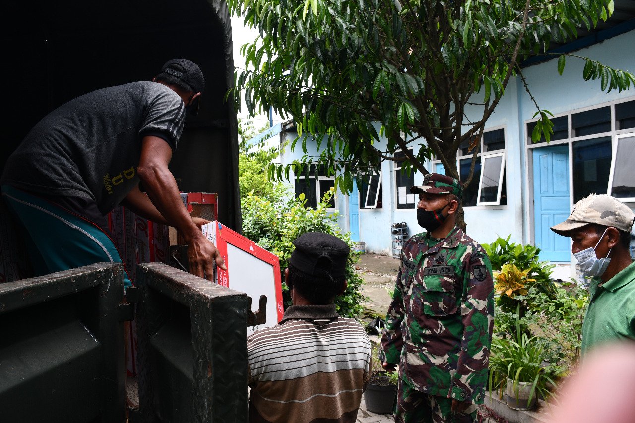 Danrem 082/CPYJ Sumbangkan 370 Dus Keramik untuk Pembangunan Dua Yayasan