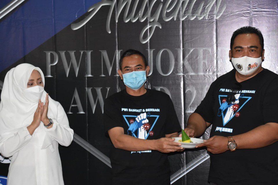 Danrem 082/CPYJ Terima Penghargaan PWI Mojokerto Award 2021