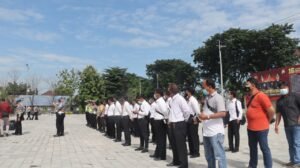 Wakapolres Gresik Bersama Kasi Propam Cek Kondisi Senpi Personil