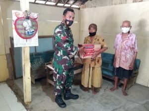 Nenek Pemakan Tanah ini Disambangi Babinsa Koramil 0815