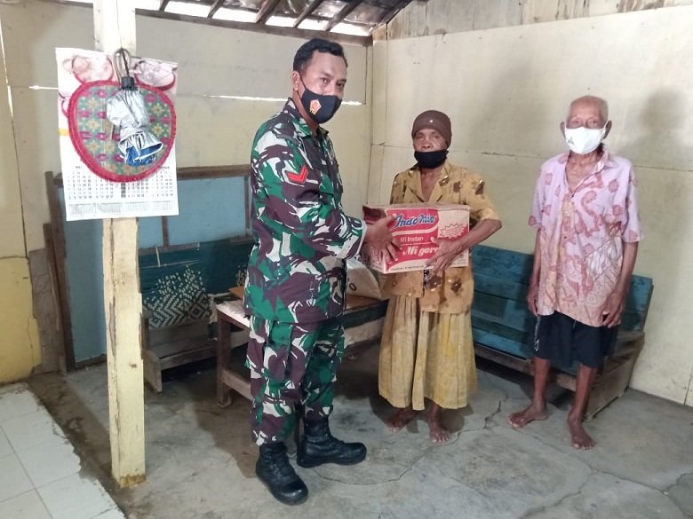Nenek Pemakan Tanah ini Disambangi Babinsa Koramil 0815