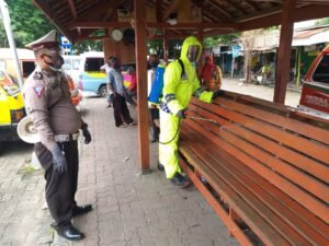 Polres Gresik Disinfektan di Terminal Bus Maulana Malik Ibrahim