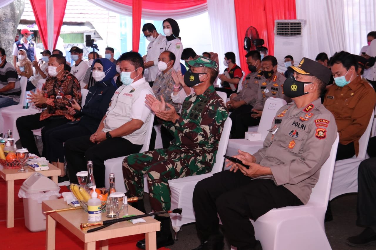 Kapolda Sumsel & Gubernur Sumsel Hadiri Vaksinasi Covid 19 Pedagang Pasar Cinde Palembang