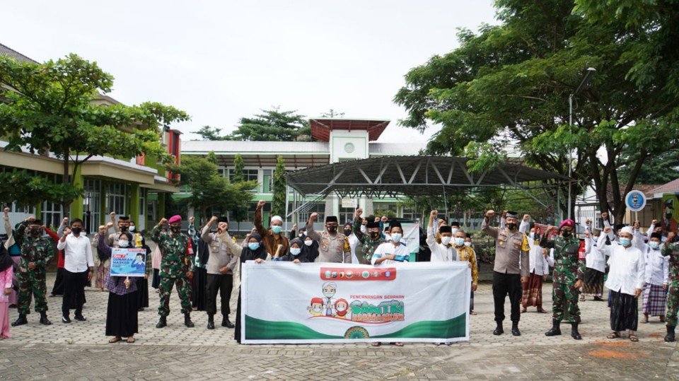 Kapolresta Mojokerto Berikan 1000 Masker untuk Pondok Pesantren Mambaul Ihsan