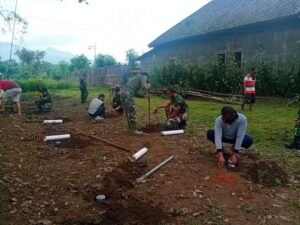 Koramil 0815/18 Gondang Karya Bakti Pembuatan Lubang Resapan Biopori